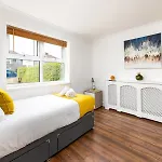 New Business & Group Stays-large 4bedroom-parking -by Fabaccommodation