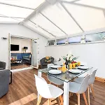 펜션 New Business & Group Stays-large 4bedroom-parking -by Fabaccommodation