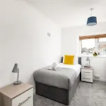 New Business & Group Stays-large 4bedroom-parking -by Fabaccommodation 펜션 *