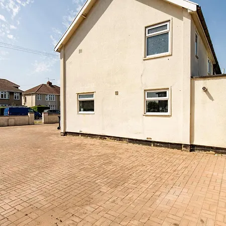 New Business & Group Stays-large 4bedroom-parking -by Fabaccommodation *