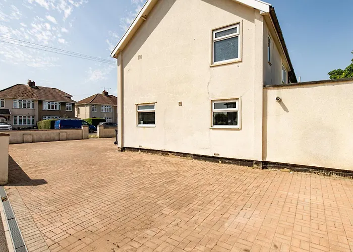 New Business & Group Stays-large 4bedroom-parking -by Fabaccommodation *