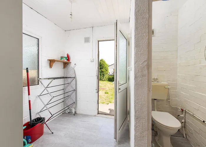 New Business & Group Stays-large 4bedroom-parking -by Fabaccommodation Casa vacanze *