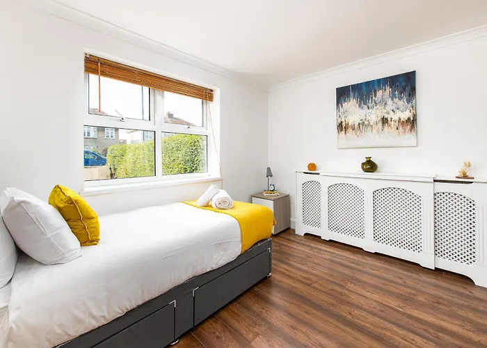 New Business & Group Stays-large 4bedroom-parking -by Fabaccommodation