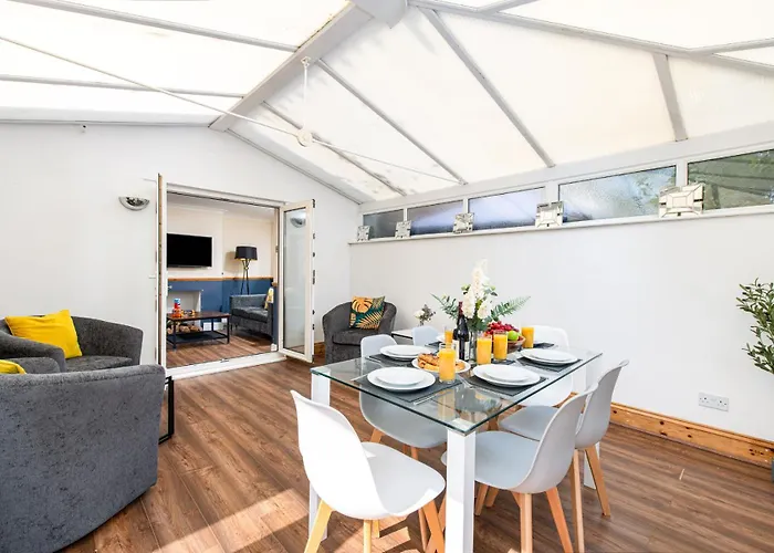 Casa vacanze New Business & Group Stays-large 4bedroom-parking -by Fabaccommodation