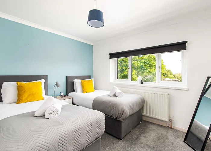 New Business & Group Stays-large 4bedroom-parking -by Fabaccommodation