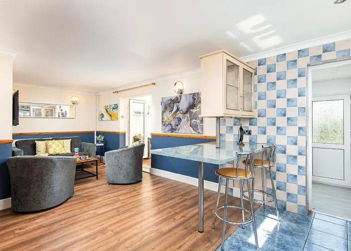 Casa vacanze New Business & Group Stays-large 4bedroom-parking -by Fabaccommodation *