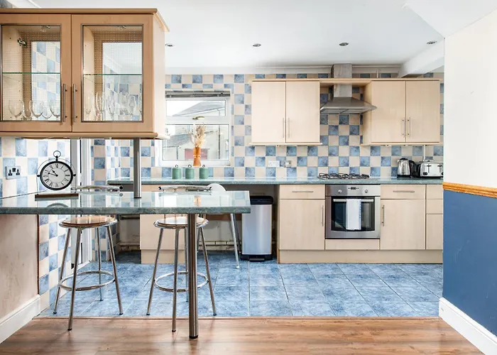 New Business & Group Stays-large 4bedroom-parking -by Fabaccommodation