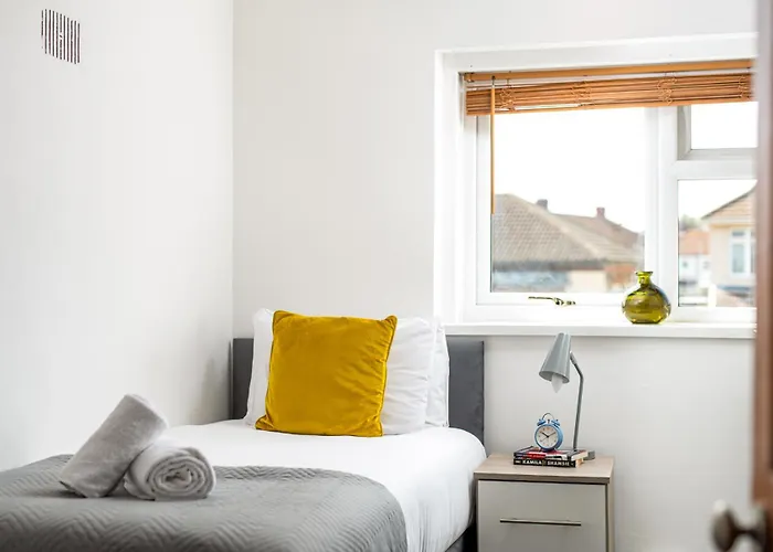 Casa vacanze New Business & Group Stays-large 4bedroom-parking -by Fabaccommodation