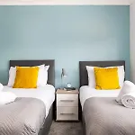 New Business & Group Stays-large 4bedroom-parking -by Fabaccommodation * Bristol
