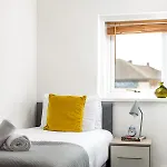 Hébergement de vacances New Business & Group Stays-large 4bedroom-parking -by Fabaccommodation