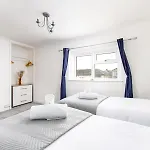 New Business & Group Stays-large 4bedroom-parking -by Fabaccommodation