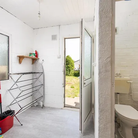 Large 4bedroom House-parking -by Fabaccommodation Hébergement de vacances *