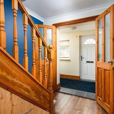 Будинок відпочинку Large 4bedroom House-parking -by Fabaccommodation *