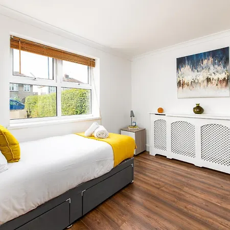 Large 4bedroom House-parking -by Fabaccommodation