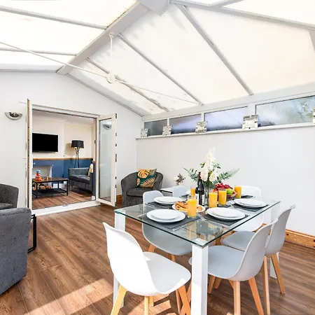 Сasa de vacaciones Large 4bedroom House-parking -by Fabaccommodation