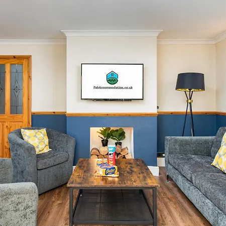 New Business & Group Stays-large 4bedroom-parking -by Fabaccommodation Bristol