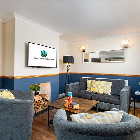 New Business & Group Stays-large 4bedroom-parking -by Fabaccommodation * Bristol