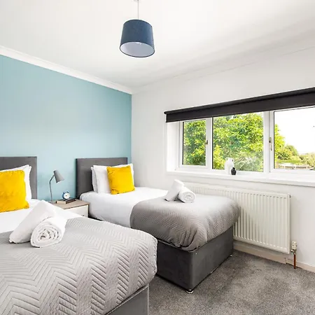 New Business & Group Stays-Large 4Bedroom-Parking -By Fabaccommodation