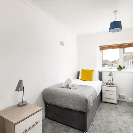 Large 4bedroom House-parking -by Fabaccommodation Сasa de vacaciones *