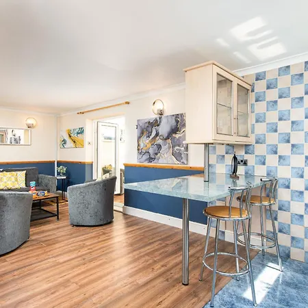 Hébergement de vacances New Business & Group Stays-large 4bedroom-parking -by Fabaccommodation *