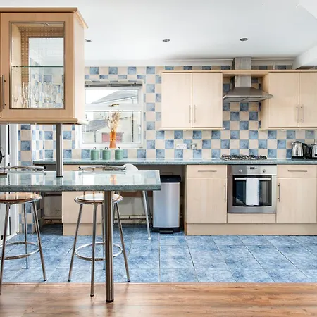 Large 4bedroom House-parking -by Fabaccommodation