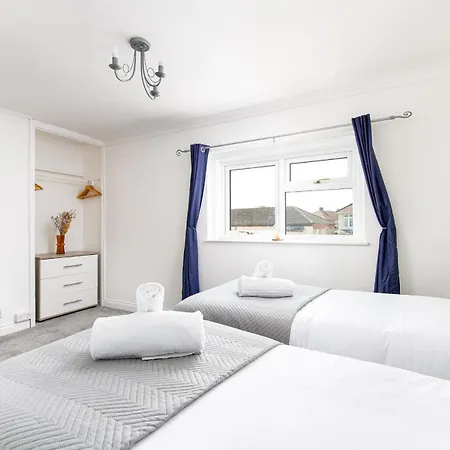 Large 4bedroom House-parking -by Fabaccommodation