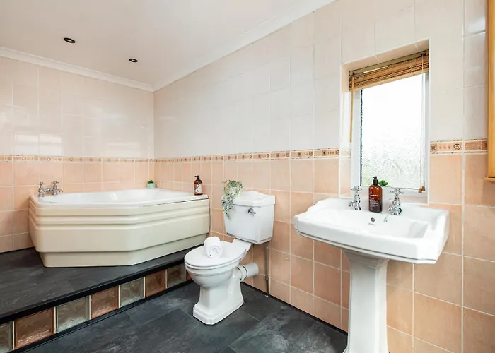 Prázdninový dům New Business & Group Stays-large 4bedroom-parking -by Fabaccommodation