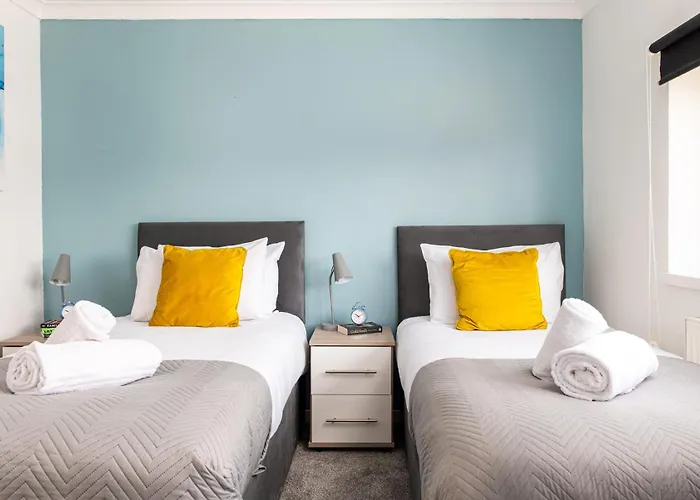 New Business & Group Stays-Large 4Bedroom-Parking -By Fabaccommodation * 브리스틀