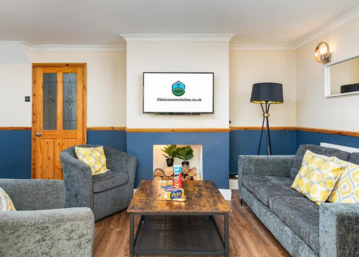 New Business & Group Stays-large 4bedroom-parking -by Fabaccommodation Bristol