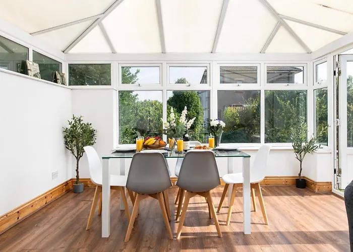 New Business & Group Stays-Large 4Bedroom-Parking -By Fabaccommodation 펜션