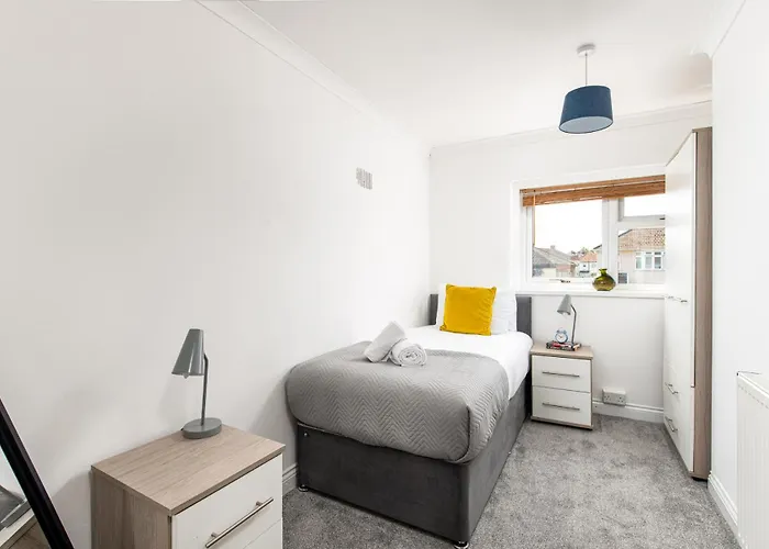 New Business & Group Stays-Large 4Bedroom-Parking -By Fabaccommodation 펜션 *