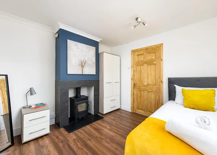 New Business & Group Stays-large 4bedroom-parking -by Fabaccommodation Prázdninový dům Bristol