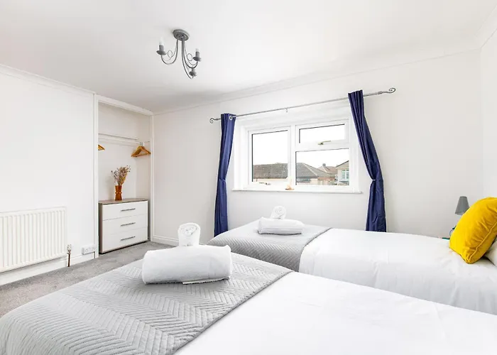 New Business & Group Stays-Large 4Bedroom-Parking -By Fabaccommodation