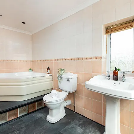 Dom wakacyjny Large 4bedroom House-parking -by Fabaccommodation