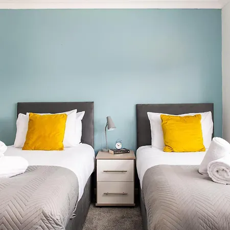 New Business & Group Stays-large 4bedroom-parking -by Fabaccommodation * Bristol