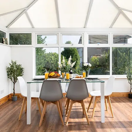 Large 4bedroom House-parking -by Fabaccommodation Dom wakacyjny