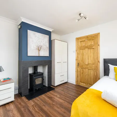 Large 4bedroom House-parking -by Fabaccommodation Dom wakacyjny Bristol