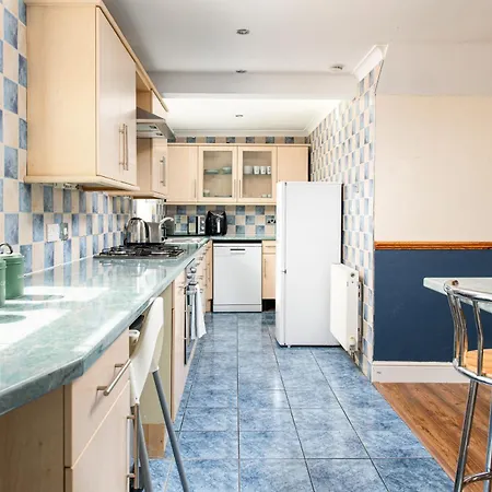 Vakantiehuis New Business & Group Stays-large 4bedroom-parking -by Fabaccommodation Bristol