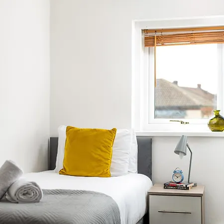 Nyaraló New Business & Group Stays-large 4bedroom-parking -by Fabaccommodation
